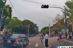 Ô tô vượt đèn đỏ suýt đâm vào cậu bé đang sang đường qua vạch đi bộ