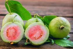 Những người không nên ăn nhiều ổi