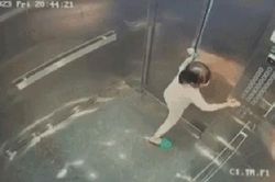 Thót tim cảnh bé gái mắc kẹt trong thang máy chung cư ở Hà Nội