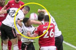 VAR gây tranh cãi trong trận thắng của Man United