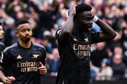 Saka hỏng 11m, Arsenal dẫn 2 bàn vẫn hòa West Ham, bị Man City áp sát, nguy cơ mất chức vô địch