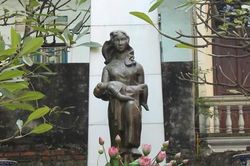 Lo 'lạm phát' tượng đài hoành tráng