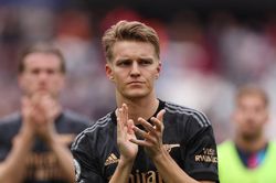 Arsenal bị cầm chân, thủ quân Odegaard mắng đồng đội 'thi đấu ngu ngốc'