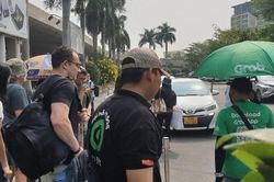 Khách đội nắng tìm bãi xe công nghệ ở sân bay Tân Sơn Nhất