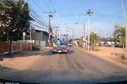 Cửa thùng xe bán tải tự mở khiến khách ngã lăn xuống đường