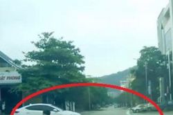 Clip: Tông trúng xe máy vừa tạt đầu ô tô, nữ tài xế ngã lăn lộn trên đường