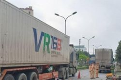 Va chạm với xe tải, 2 phụ nữ thương vong