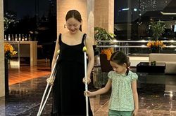 Bị chấn thương phải dùng nạng để đi lại, Lan Phương vẫn leo núi để quay phim