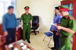 Bắt tạm giam một hiệu trưởng có hành vi dâm ô với nữ sinh THCS