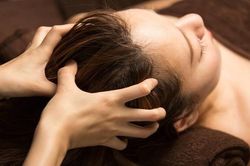 Có nên massage, nhổ tóc khi gội đầu ngoài tiệm?