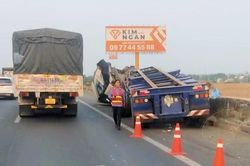 Thùng container rơi 15 m từ cầu cao tốc TP.HCM - Trung Lương