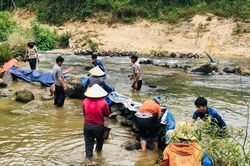 Độc đáo cảnh ngăn đôi con nước để bắt cá của đồng bào Hrê