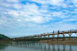 Cầu gỗ bắc qua sông dài nhất Việt Nam nằm ở tỉnh nào?