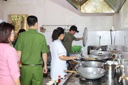 Tạm đình chỉ hoạt động nhà hàng Lẩu Hương Mực cho khách dùng nước lẩu thừa