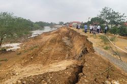 Cận cảnh công trình đắp đê xử lý khẩn cấp sạt lở khi đang thi công