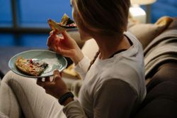 Mẹo giảm cân bất ngờ khi ăn tối