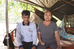 Người phụ nữ Khmer bị ung thư và đôi vợ chồng già nghèo khổ