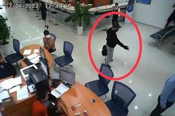 Clip các nữ nhân viên ngân hàng phụ giúp anh bảo vệ khống chế, trói tên cướp