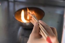 Vì sao khi thắp hương cần phải cháy hết?