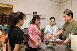 Đình chỉ hoạt động nhà hàng bị tố cho khách dùng nước lẩu thừa