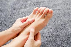 Tê bì chân tay là dấu hiệu của 7 bệnh lý nguy hiểm