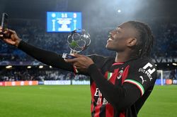 Ngỡ ngàng với pha đi bóng 'chân không bén đất' của sao Milan, hủy diệt hàng thủ Napoli