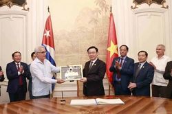 Chủ tịch Quốc hội Vương Đình Huệ thăm Trung tâm Fidel Castro Ruz