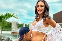 Neymar và bạn gái người mẫu thông báo có con