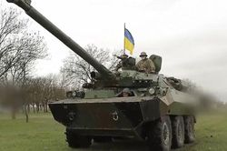 Xem lính Ukraine luyện tập sử dụng pháo tự hành Pháp