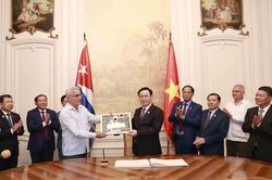 Chủ tịch Quốc hội thăm Trung tâm Fidel Castro Ruz