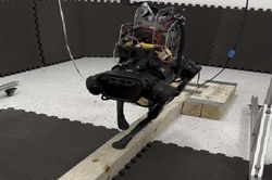 Hệ thống hỗ trợ robot 4 chân đi trên cầu thăng bằng hẹp