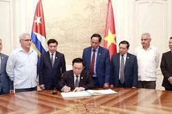Chủ tịch Quốc hội Vương Đình Huệ: Lãnh tụ Fidel mãi là biểu tượng bất diệt của chủ nghĩa anh hùng cách mạng