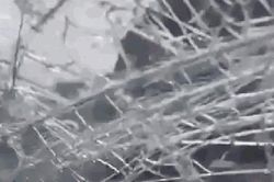 Nam thanh niên trèo lên nóc capo, đạp tung kính chắn gió ô tô sau cãi vã