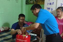 Thăm, tặng quà công nhân tại Đông Anh bị tai nạn lao động