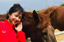 Hot girl của tuyển nữ Việt Nam Thanh Nhã 'bùng cháy' trên sân cỏ nhưng vẫn là cô gái nhỏ mộng mơ