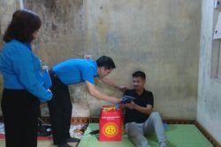 2.000 người lao động khó khăn được các cấp công đoàn Thủ đô tặng quà Tháng Công nhân