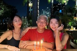 Ngọc Quyên về nước hội ngộ bạn bè làng giải trí và cùng mẹ đi du lịch