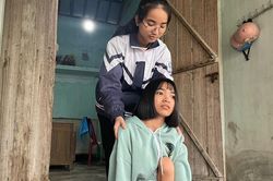 Nữ sinh đạt giải quốc gia bật khóc khi thấy bố bò lết quanh nhà