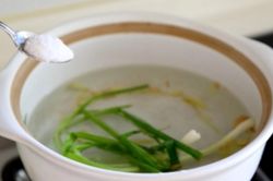 Nên dùng nước nóng hay nước lạnh để luộc tôm?