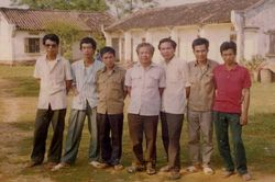 Một kỷ niệm 34 năm trước: Tất cả đều đi dép và bỏ áo ngoài quần !