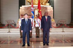 Việt Nam tặng Cuba 5.000 tấn gạo, 300 máy tính bảng