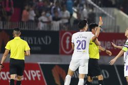 Nghề trọng tài ở V-League đã khó lại còn... bạc