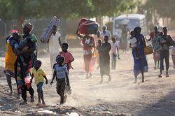 Bạo lực buộc tới 20.000 người Sudan chạy trốn sang nước láng giềng