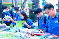 Ngày hội sách tại Bình Dương thu hút đông đảo giới trẻ