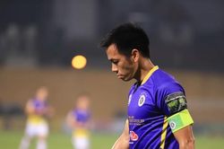 Văn Quyết bị VFF phạt kịch khung vì 'xâm phạm thân thể' trọng tài