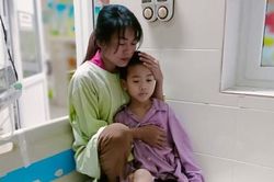 Cha mất sức lao động bất lực nhìn con trai có nguy cơ phải cắt bỏ một chân