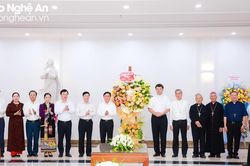 Lãnh đạo tỉnh Nghệ An chúc mừng thành công Hội nghị thường niên của Hội đồng Giám mục Việt Nam, khánh thành Trung tâm Mục vụ Giáo phận Vinh