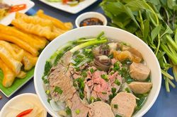 Việt Nam có 8 món ăn được báo nước ngoài khen ngợi trải dài từ Bắc đến Nam