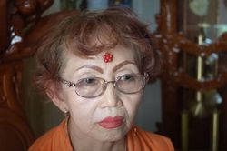 Đúng là Độc lạ Bình Dương: Người phụ nữ bỗng mọc hoa mai giữa trán sau lần đứng bếp bị mắt cá bắn trúng