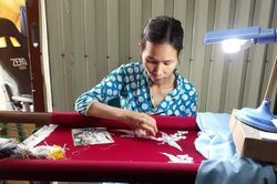 Người phụ nữ với hai bàn tay cong